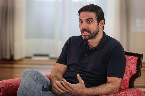 Igor Normando sentado em sala, falando durante entrevista