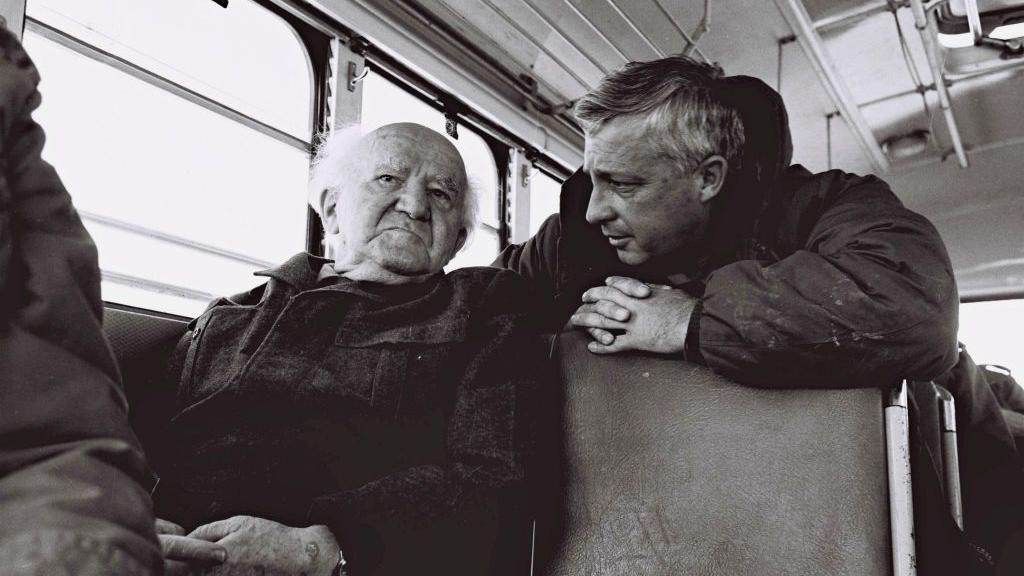 El general del Comando Sur, Ariel Sharon, conversa con el ex ministro de Asuntos Exteriores, David Ben Gurion (izq.), durante un recorrido en autobús por las instalaciones del ejército israelí el 27 de enero de 1971.