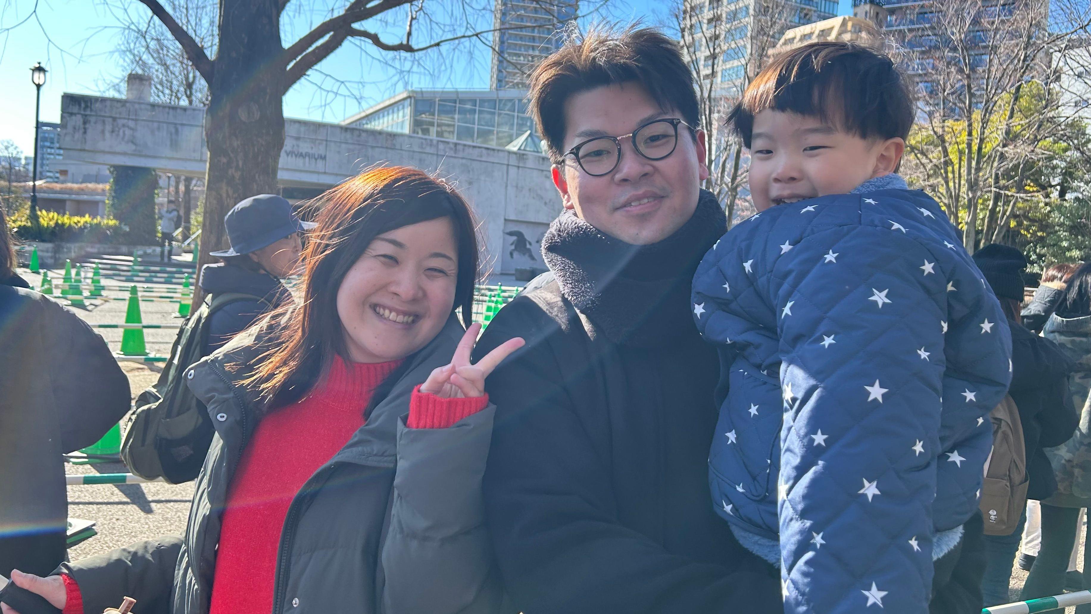 Suze zbog pandi: Blizanci napuštaju Japan zbog zaoštrenih odnosa sa Kinom 2 Ai Širakava (levo) sa suprugom i sinom u zoološkom vrtu Ueno u nedelju