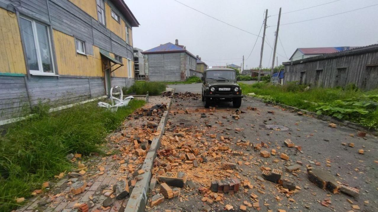 Why did Russian mega earthquake not cause more tsunami damage?
