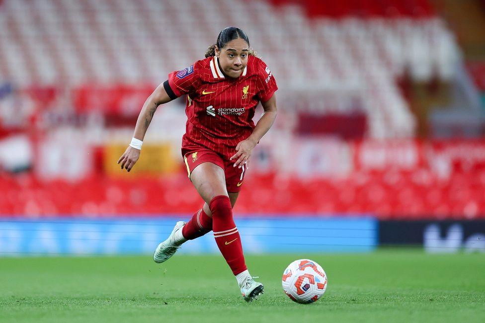 Olivia Smith con el balón en la cancha