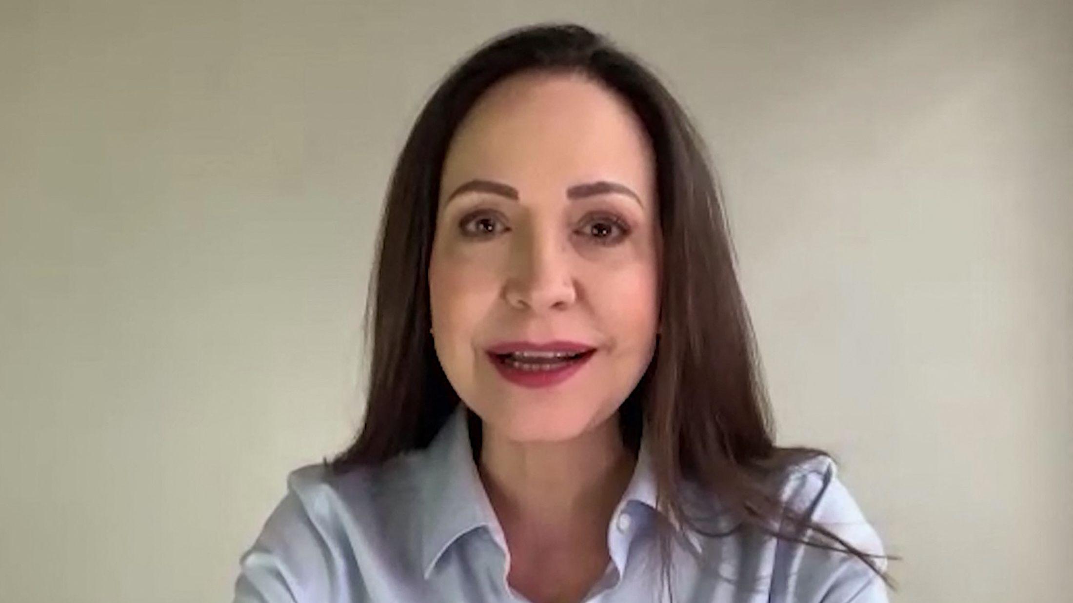 Maria Corina Machado, aparentemente a través de una videollamada, habla mirando a la cámara.