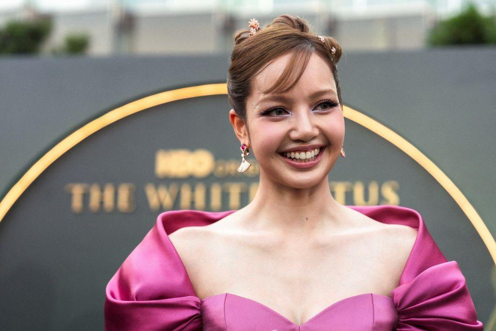 La estrella del K-pop, Lisa, con un vestido rosa.