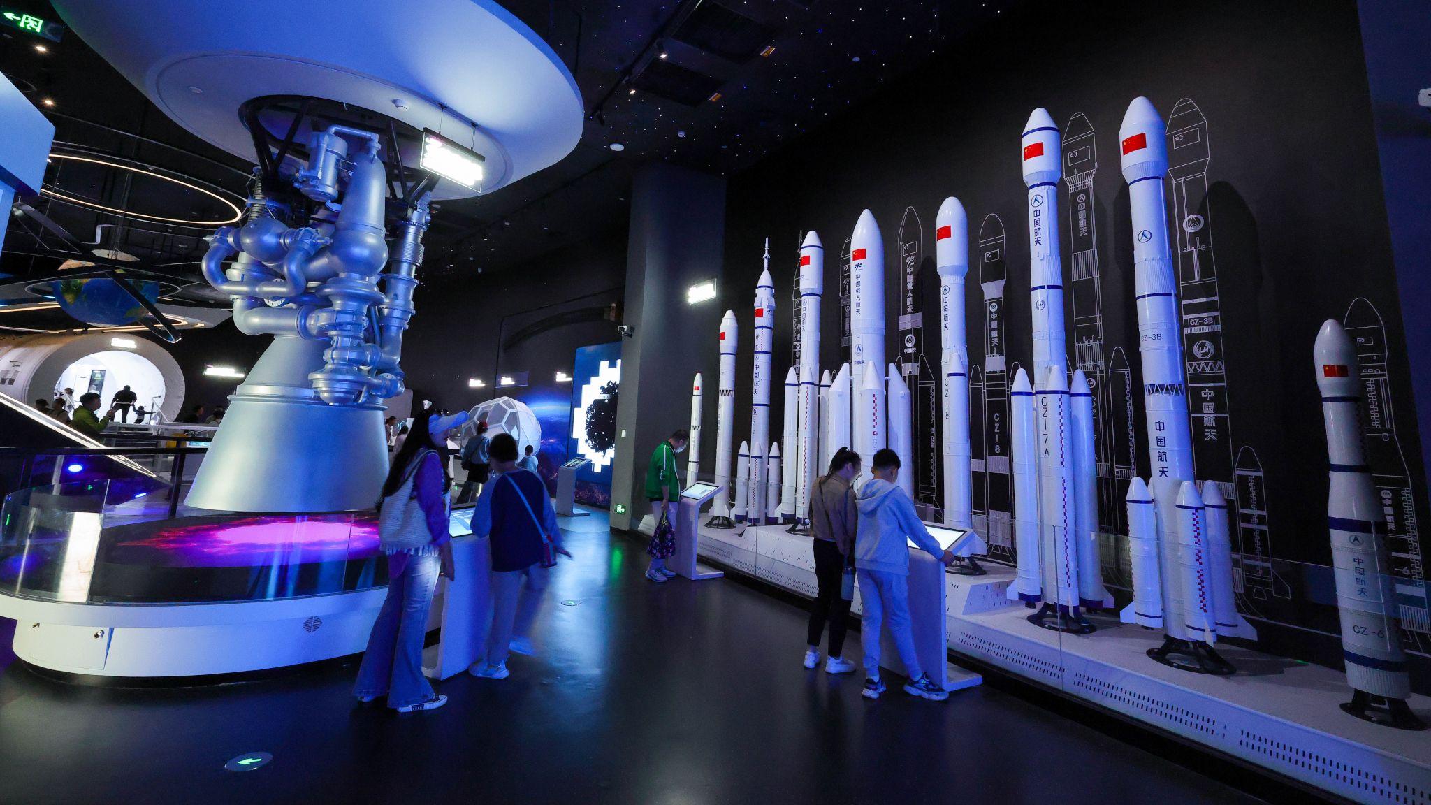 遊客參觀海口海南科技館內陳列的多款火箭模型（中新社圖片21/12/2025）