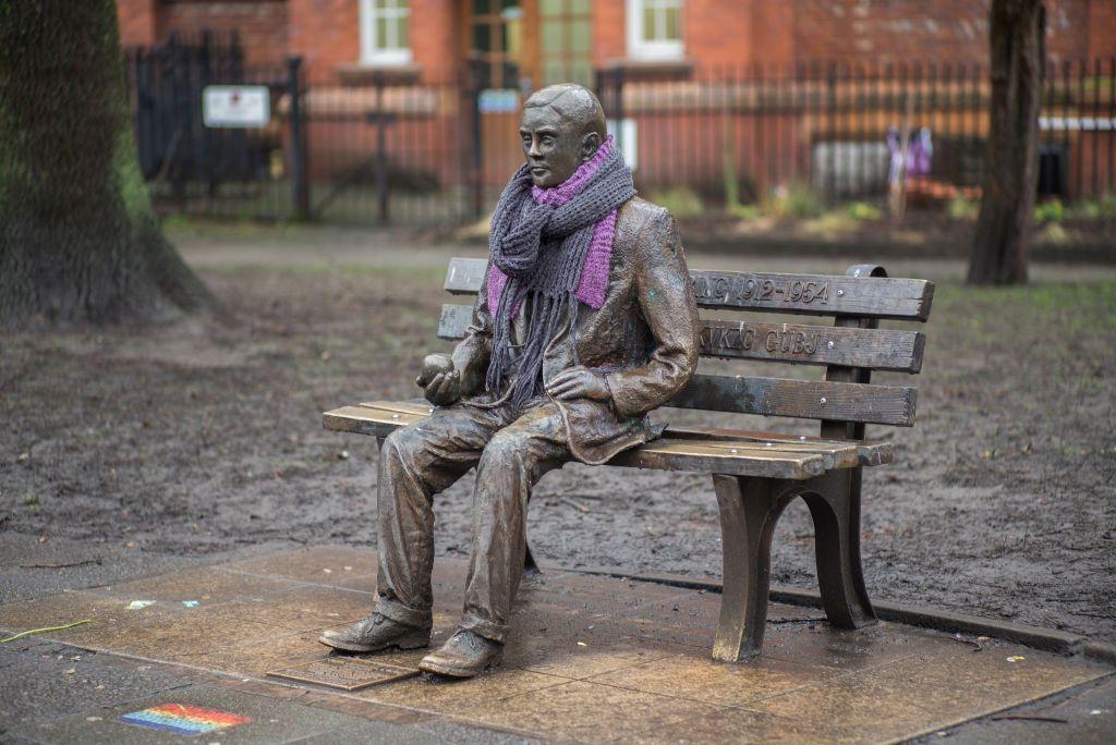 Uma estátua de Alan Turing no Sackville Park, na Gay Village de Manchester, em 1º de fevereiro de 2017, em Manchester, Inglaterra. 