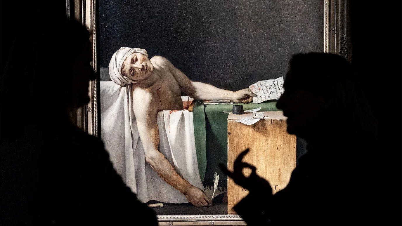 Personas apreciando el cuadro La muerte de Marat
