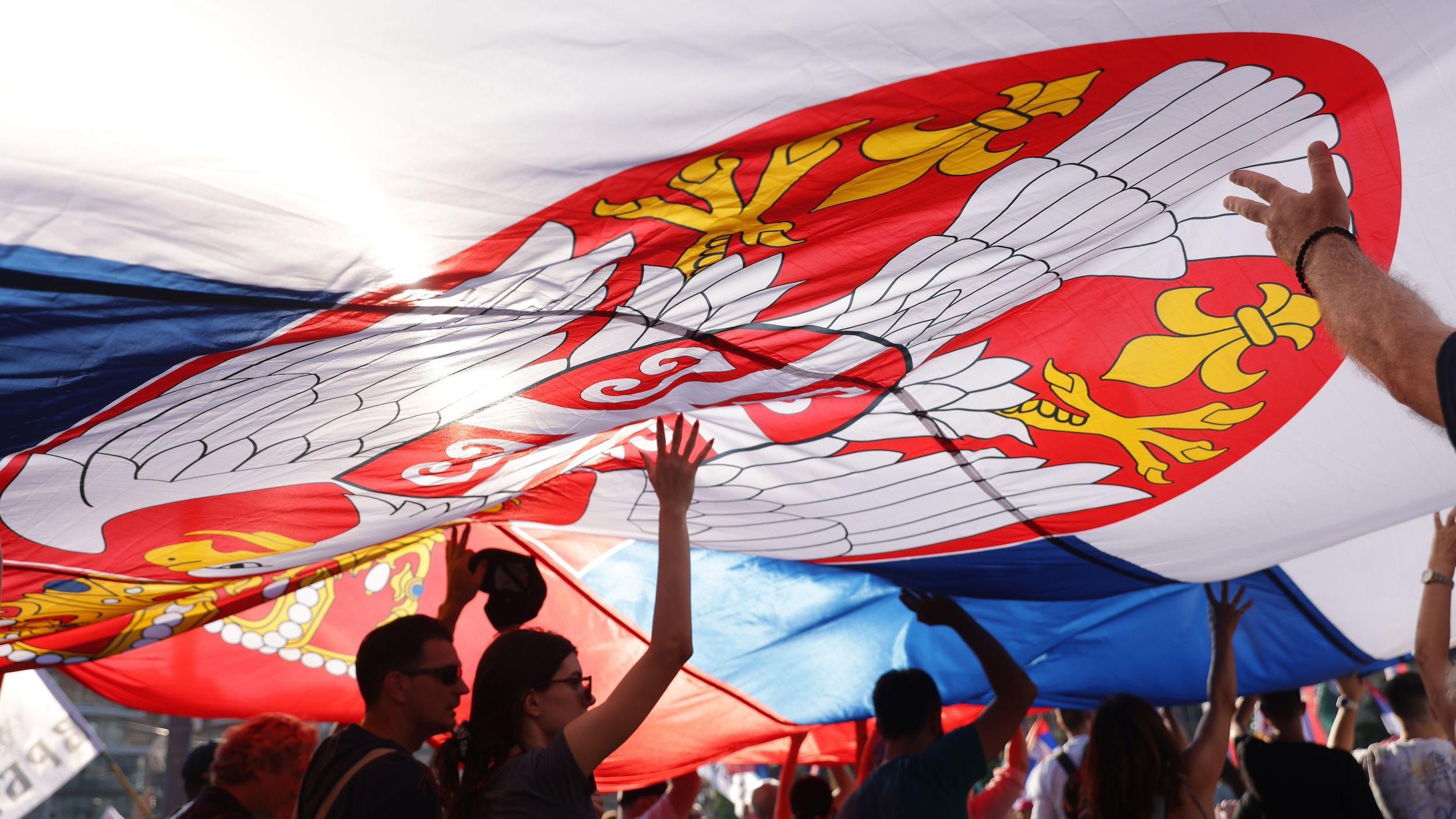 Zastava Srbije na studentskom protestu 28. juna u Beogradu