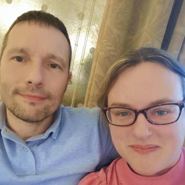 Melissa acompañada de su esposo, Marcus. Ambos sonríen a la cámara