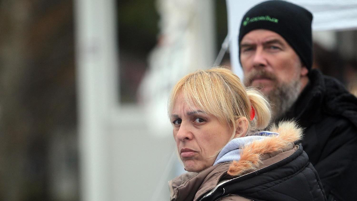 Štrajk glađu: Dijana Hrka 'stabilno', kažu lekari 1 Dijana Hrka štrajkuje glađu u centru Beograda, tražeći istinu o smrti sina u Novom Sadu, okružena ljudima koji je podržavaju