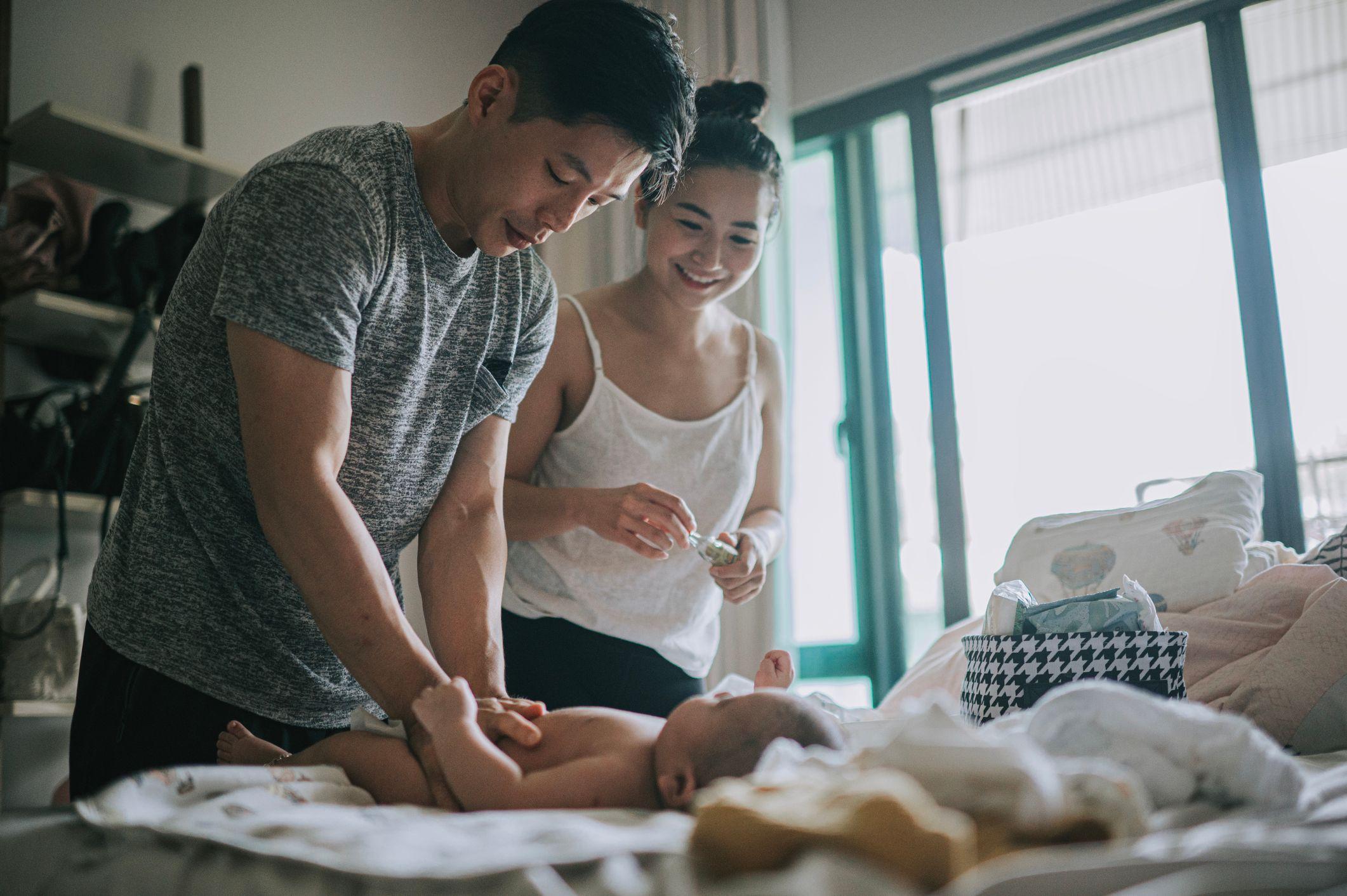 一對新生兒父母正在共同育兒。