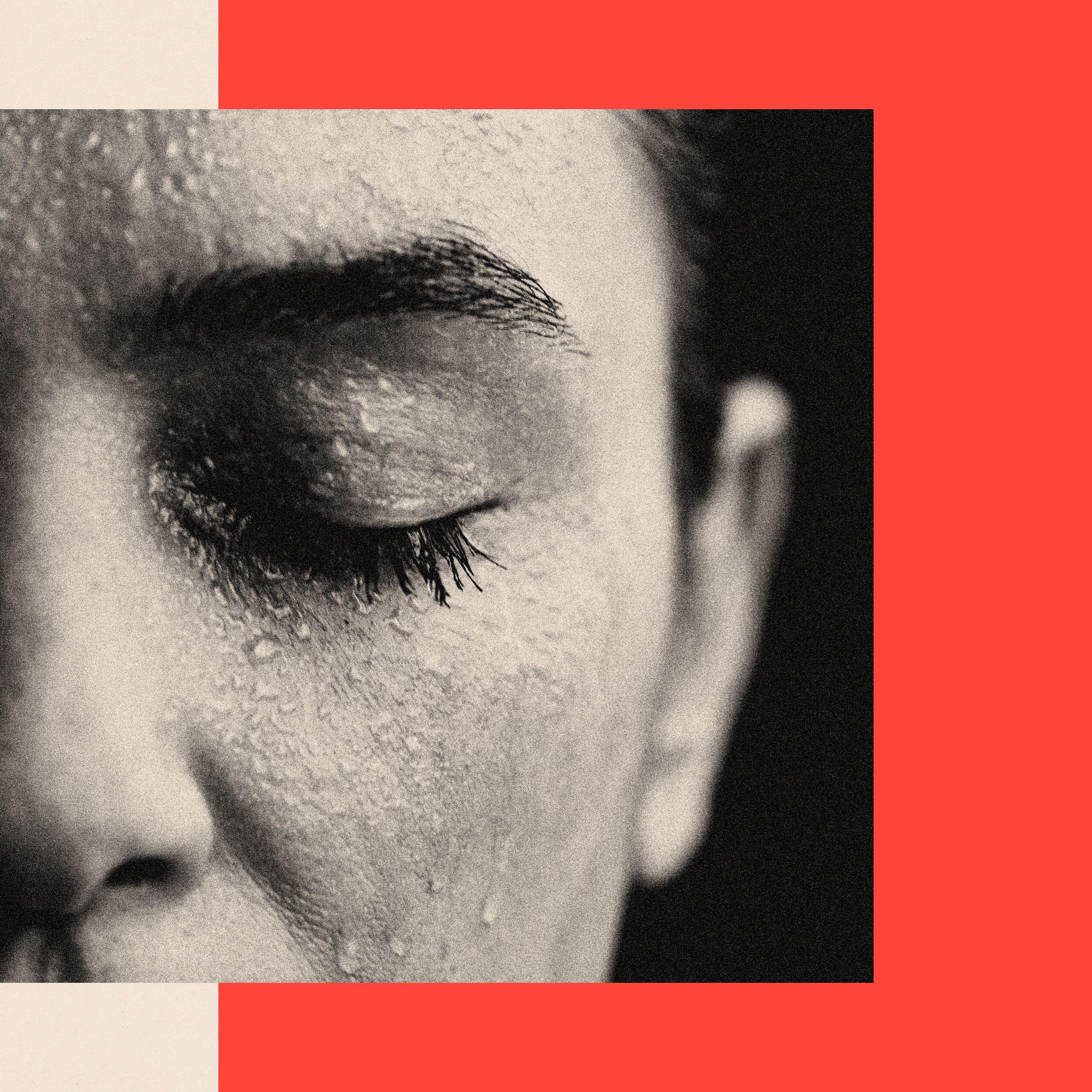 一張女人滿臉汗水的特寫