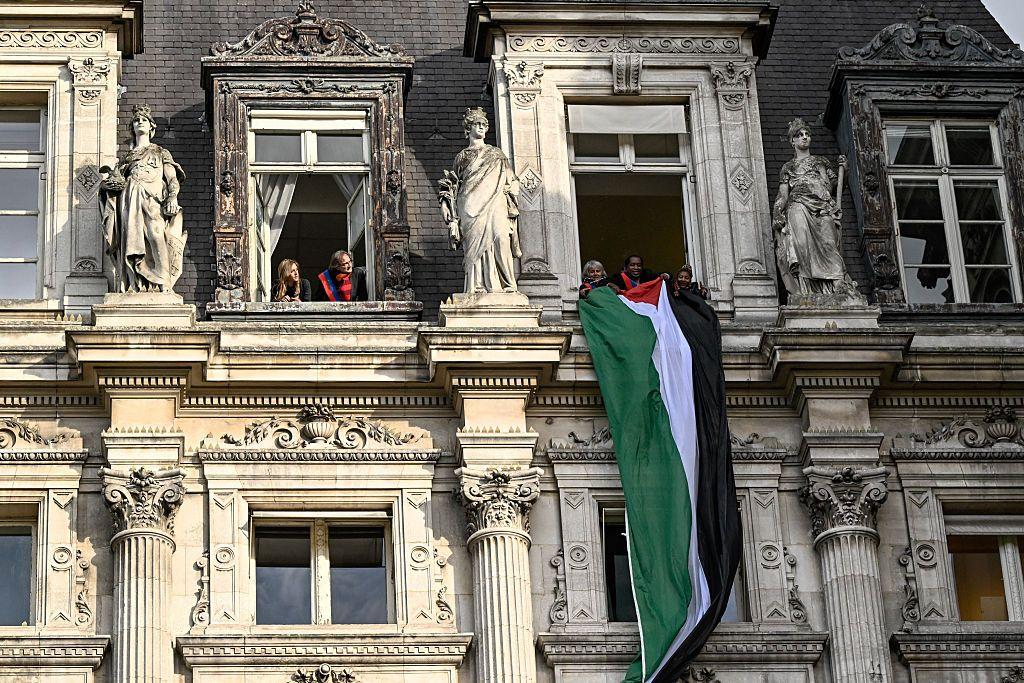 Bendera Palestina dipajang di bagian depan Balai Kota Paris, Prancis, Senin (22/09).