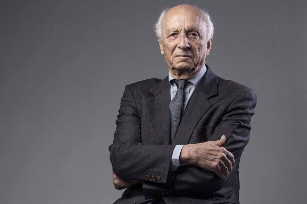 Rubens Ricupero de terno, braços cruzados, posando para retrato