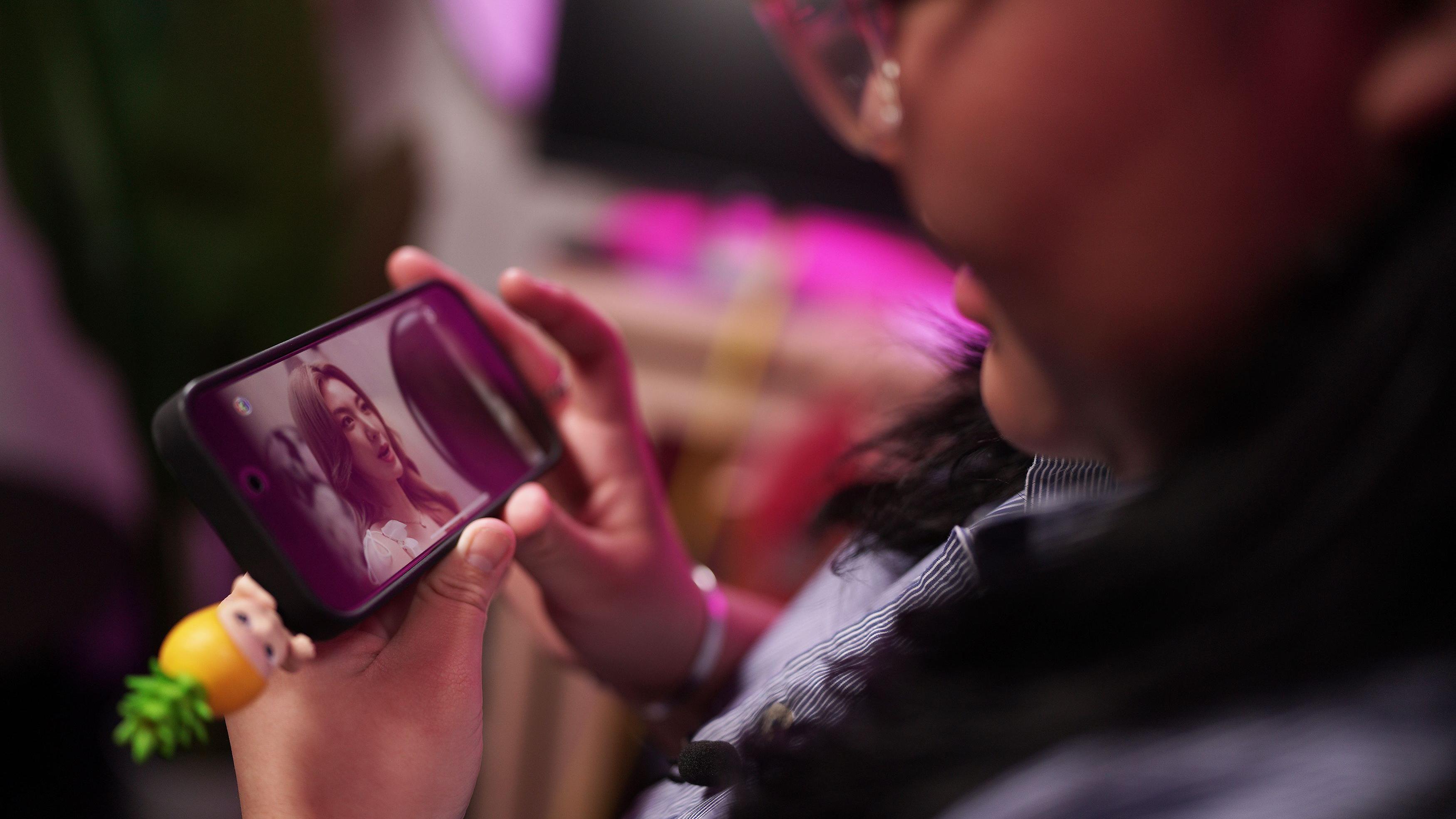 بین الاقوامی سطح تک رسائی نے گرلز لوو ڈراموں کے رجحان کو مزید تقویت دی ہے، ایسی بہت سی سیریز یوٹیوب پر بھی دستیاب ہیں، اکثر پر تو کئی زبانوں کے سب ٹائٹلز کی سہولت بھی موجود ہے