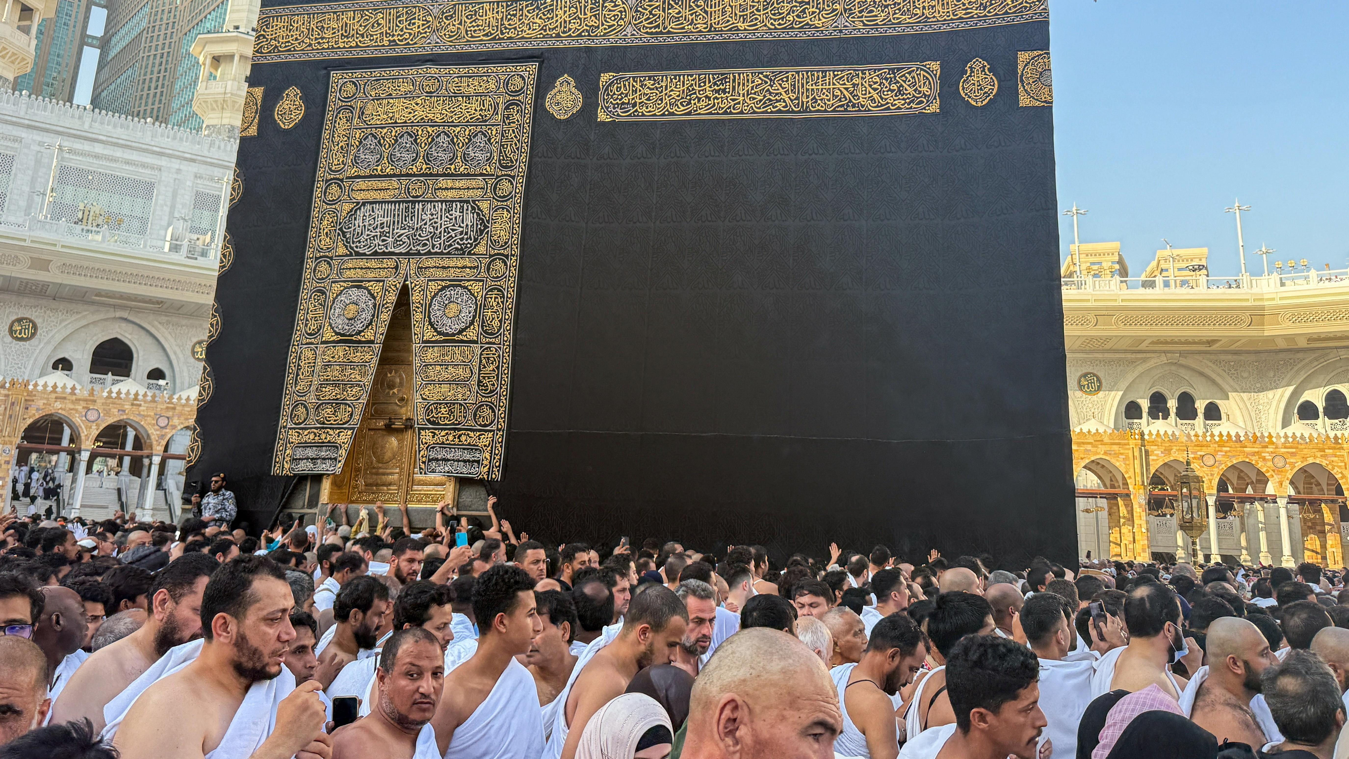 يتجمع المسلمون قرب باب الكعبة المشرفة خلال أول جمعة من شهر رمضان المبارك في المسجد الحرام بمكة المكرمة، المملكة العربية السعودية