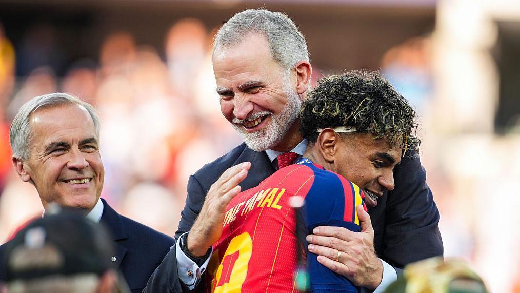 O rei Felipe 6&ordm; da Espanha abra&ccedil;a Lamine Yamal ap&oacute;s a vit&oacute;ria da sele&ccedil;&atilde;o espanhola sobre a Argentina por 1x0, na final da Copa do Mundo de 2026