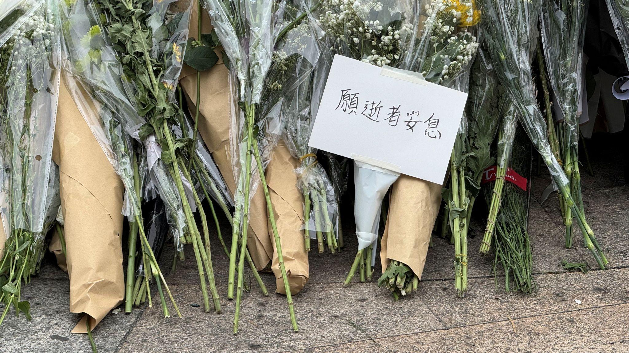 2025年11月30日，哀悼者在宏福苑旁的花園裡敬獻鮮花，悼念逝者