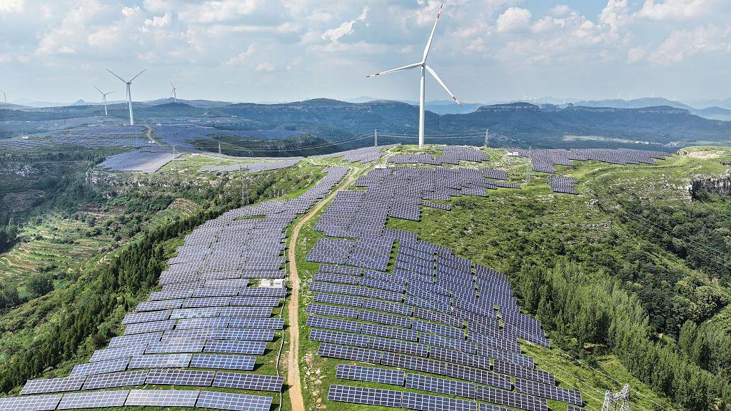 Vista aérea de paneles solares en medio de un campo verde.