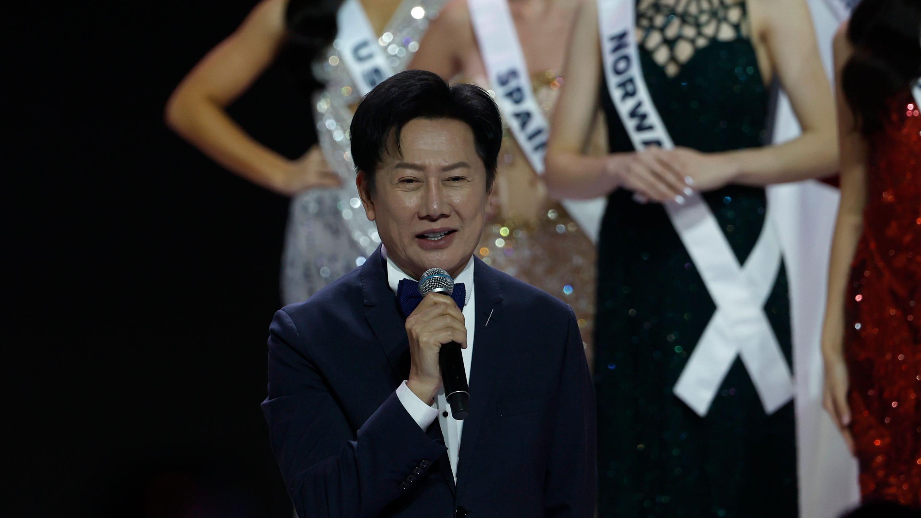 Nawat Itsaragrisil, presidente de Miss Universo Tailandia 2025, habla junto a las concursantes durante el evento oficial de bienvenida a Miss Universo 2025 en Bangkok, Tailandia
