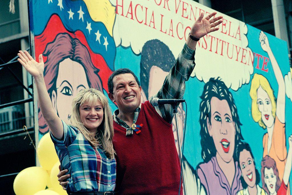 Hugo Chávez junto a su entonces esposa, Marisabel Rodríguez, durante la campaña presidencial de 1998.