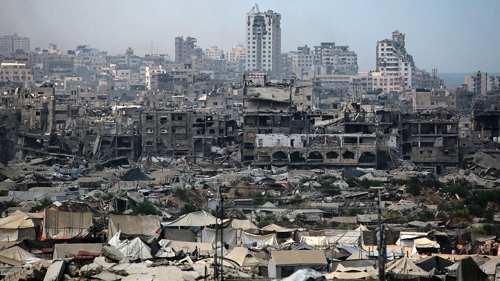Una imagen de tiendas de campaña utilizadas como refugios temporales por palestinos desplazados se instalan cerca de edificios dañados por la guerra en la ciudad de Gaza.