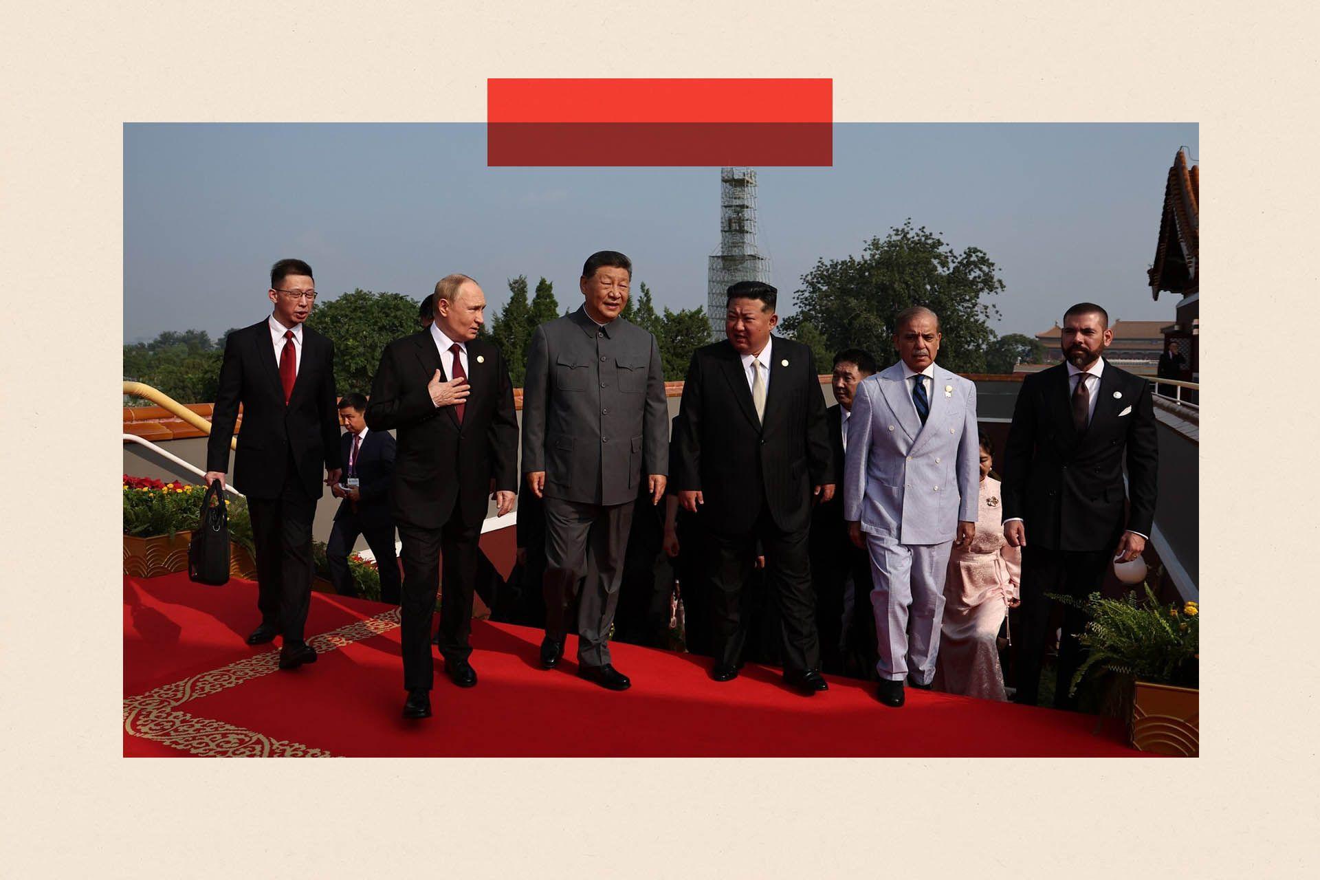El presidente de China, Xi Jinping (centro), el líder de Corea del Norte, Kim Jong-un (3º desde la derecha), y el presidente de Rusia, Vladimir Putin (2º desde la izquierda), llegan a una recepción en el Gran Salón del Pueblo.