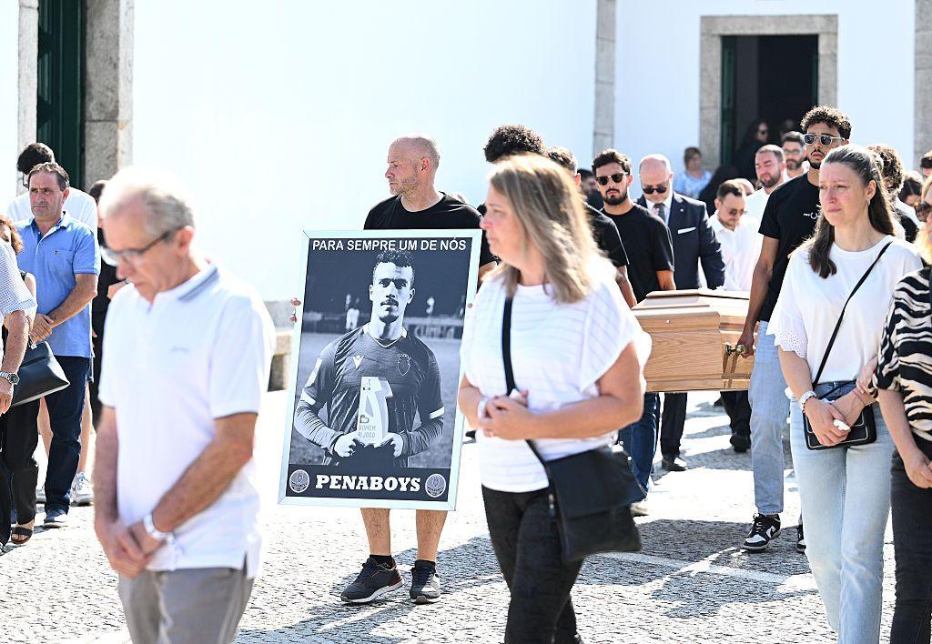 Un cartel con la foto de André Silva que dice: "Para siempre uno de los nuestros"