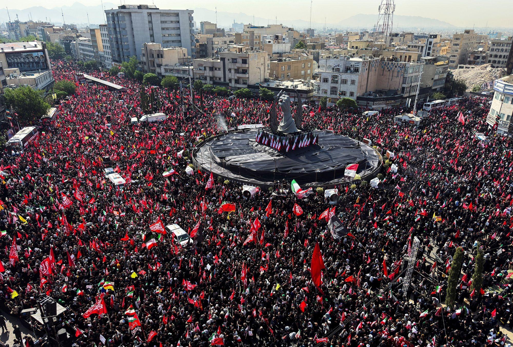 حشود ضخمة في شوارع طهران انتظاراً للموكب الجنائزي للمرشد الأعلى الإيراني الراحل 