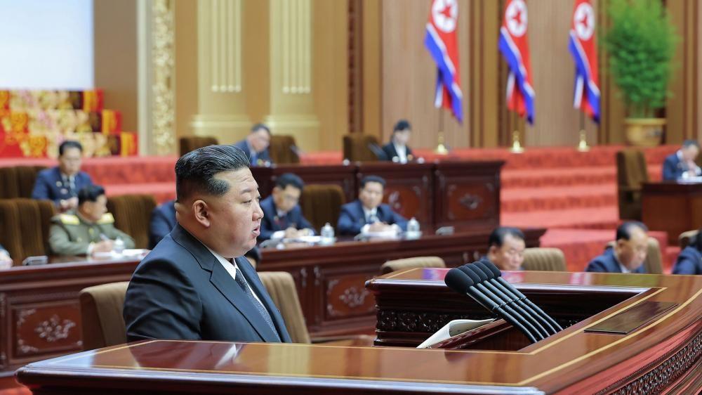 Kim Džong Un se u tamnom odelu za govornicom obraća u parlamentu Severne Koreje