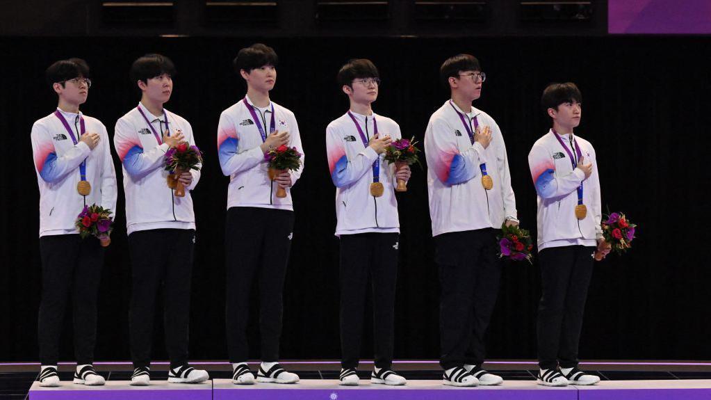 韓國戰隊在杭州亞運奪得《英雄聯盟》項目金牌後站上領獎台