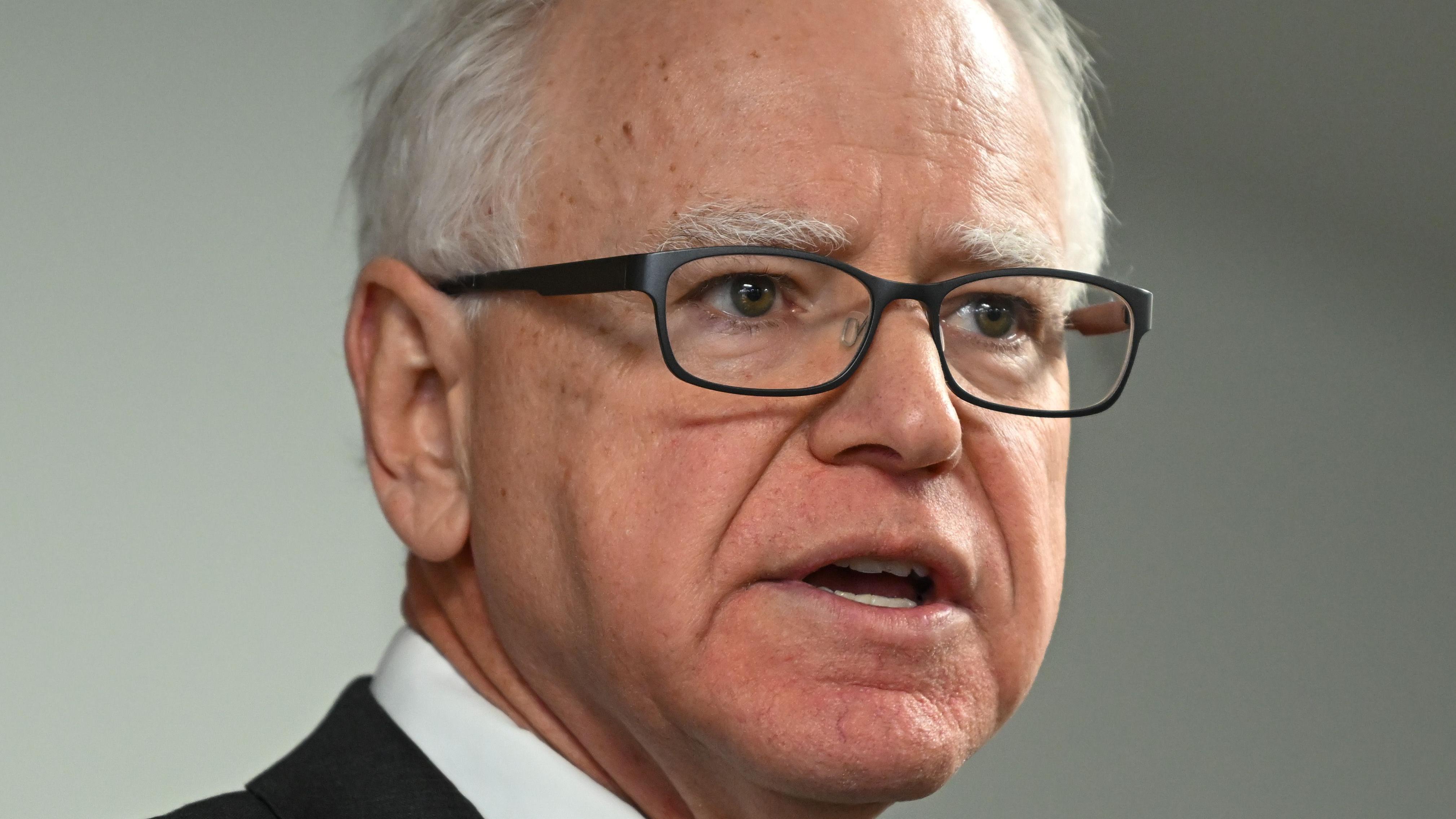 Primer plano de Tim Walz, gobernador de Minesota