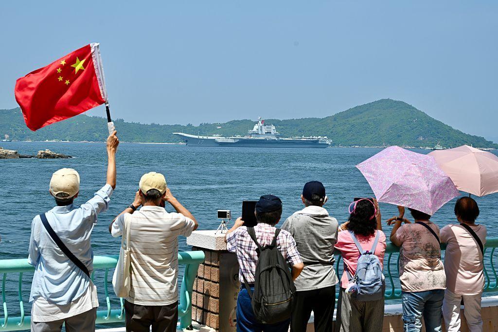 Un grupo de ciudadanos chinos viendo a lo lejos del Fujian.