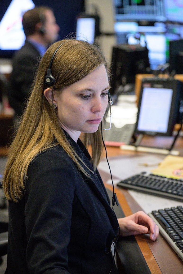 A controladora de voo Julie Reed na sala de controle da miss&atilde;o Artemis 1