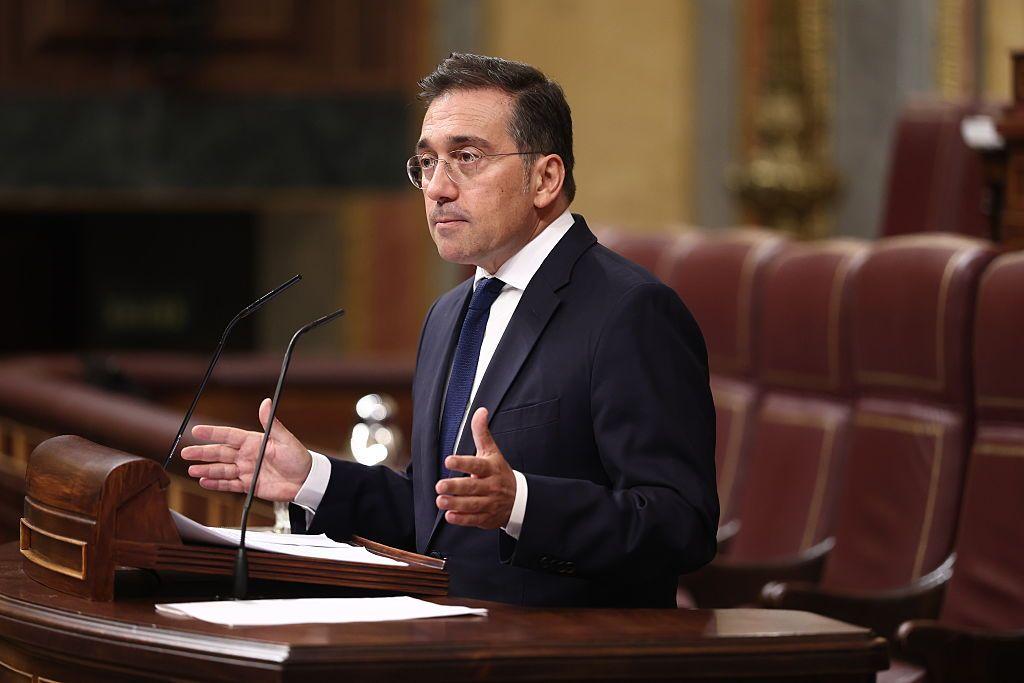 José Manuel Albares, con corbata y traje azules, se dirige al parlamento