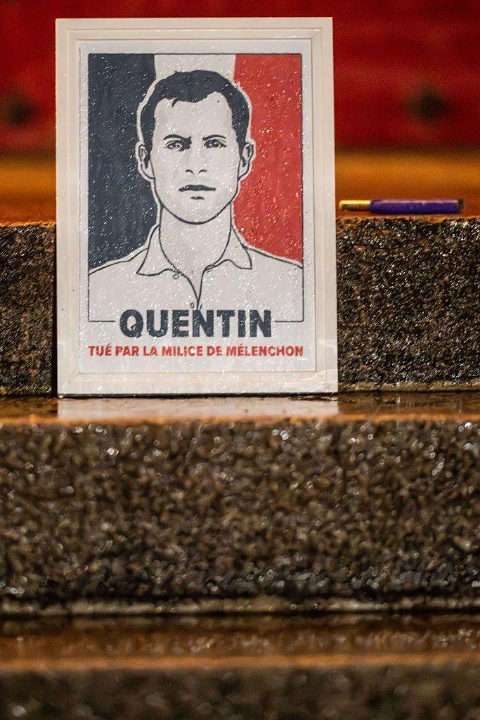 Un cartel que dice "Quentin asesinado por la milicia de Mélenchon" se exhibe en una escalera durante una ceremonia de homenaje en una manifestación en apoyo del simpatizante de extrema derecha Quentin Debranque, en Nantes, oeste de Francia, el 18 de febrero de 2026.