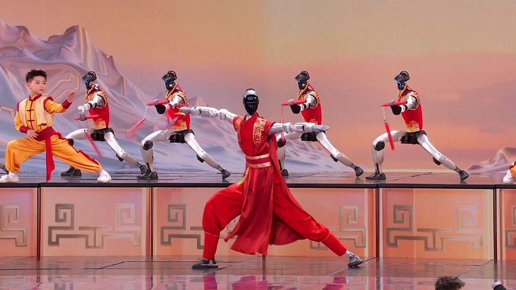 一群機器人在春晚的舞台上表演功夫