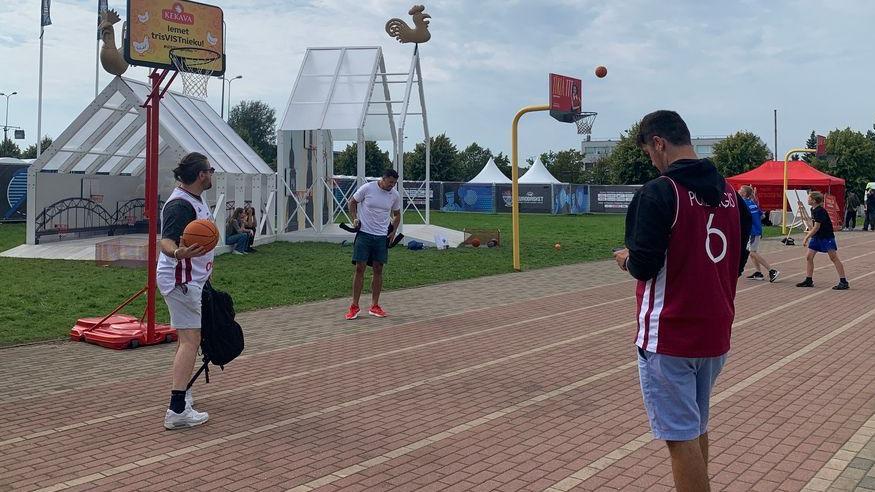Karlo (levo) sa prijateljima šutira na koš