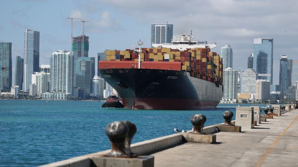 Barco carguero con mercancías