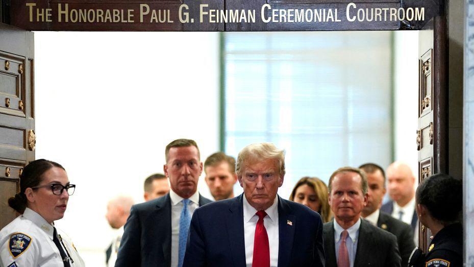 Donald Trump sai para um intervalo do julgamento sobre fraude contra a Organização Trump, na Suprema Corte do Estado de Nova York, no dia 7 de dezembro de 2023