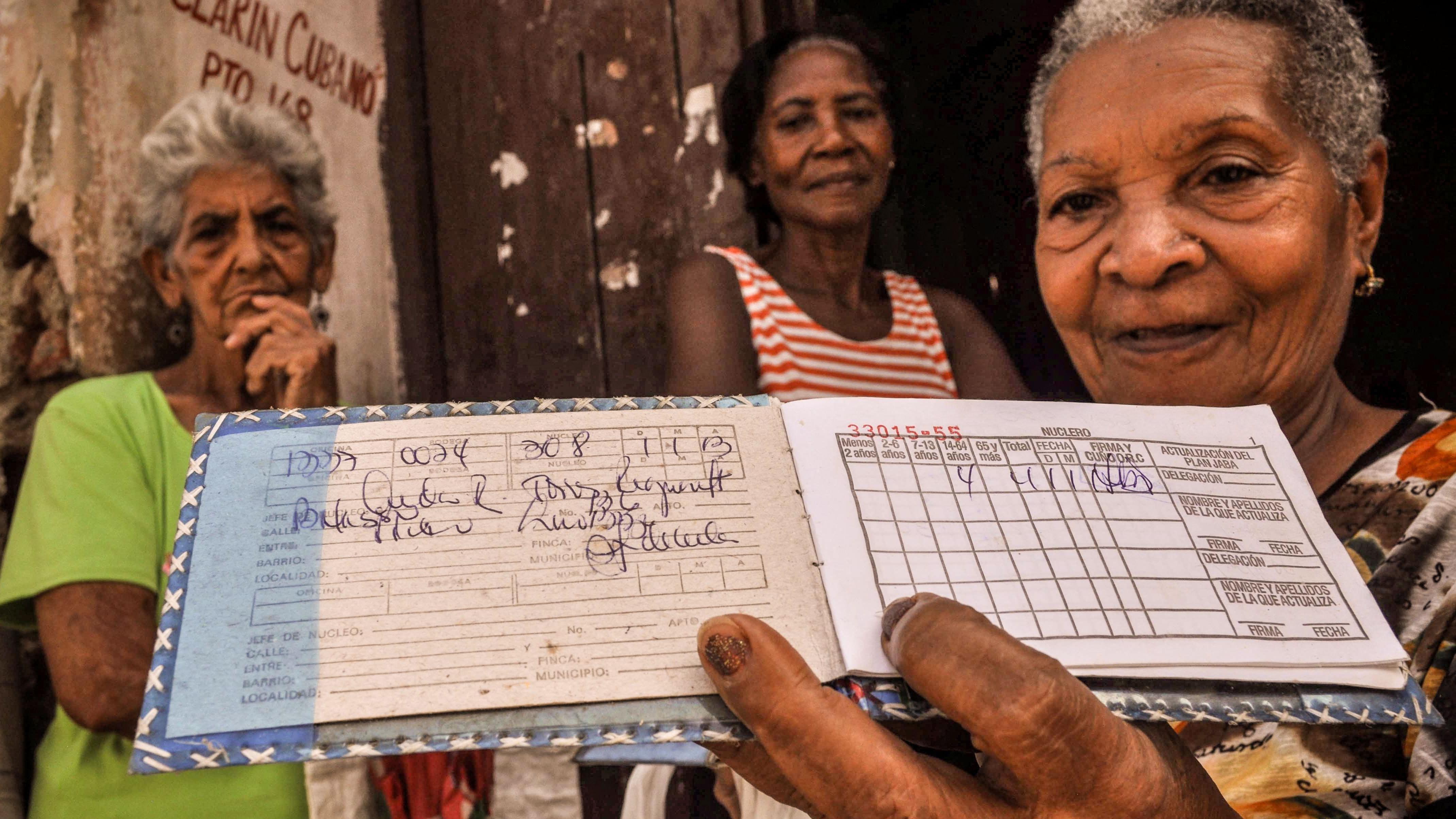 Mujeres con la libreta de abastecimiento