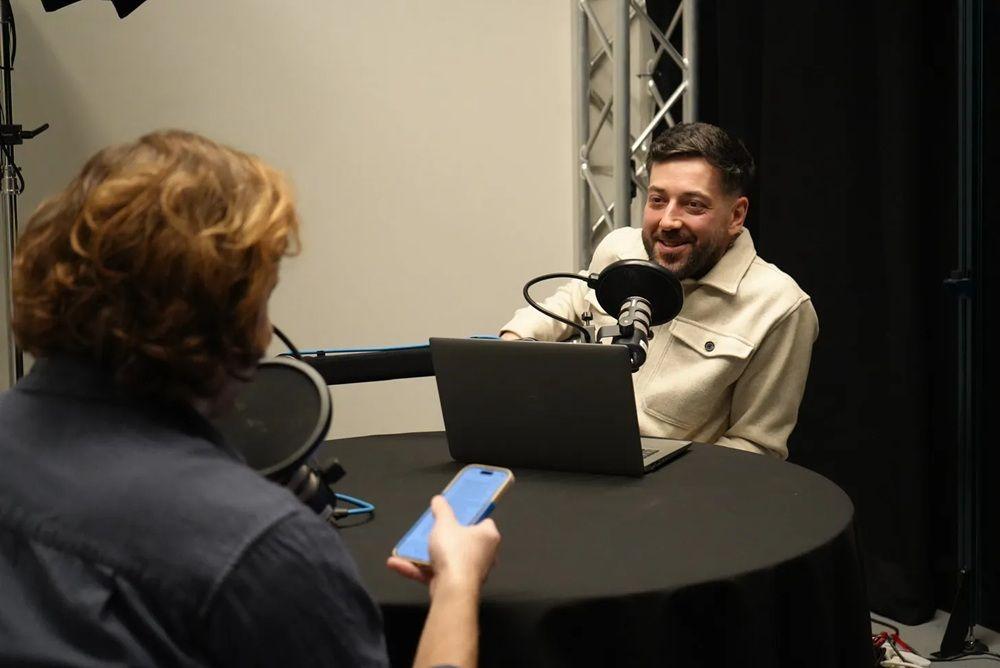 Tim podkasta BBC-ja na ruskom snima epizodu u BBC studiju u Rigi