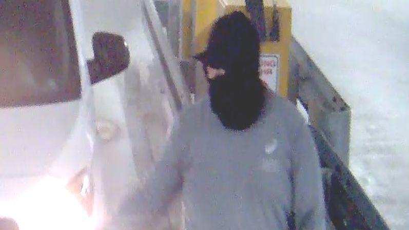 Spektakularna pljačka stotina miliona evra koju niko nije primetio 5 Na snimcima sa bezbednosnih kamera od 29. decembra se vide trojica maskiranih muškaraca i dva automobila