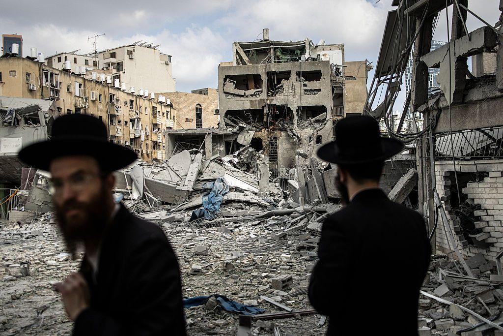 Unos ultraortodoxos judíos cerca de un barrio bombardeado por Irán