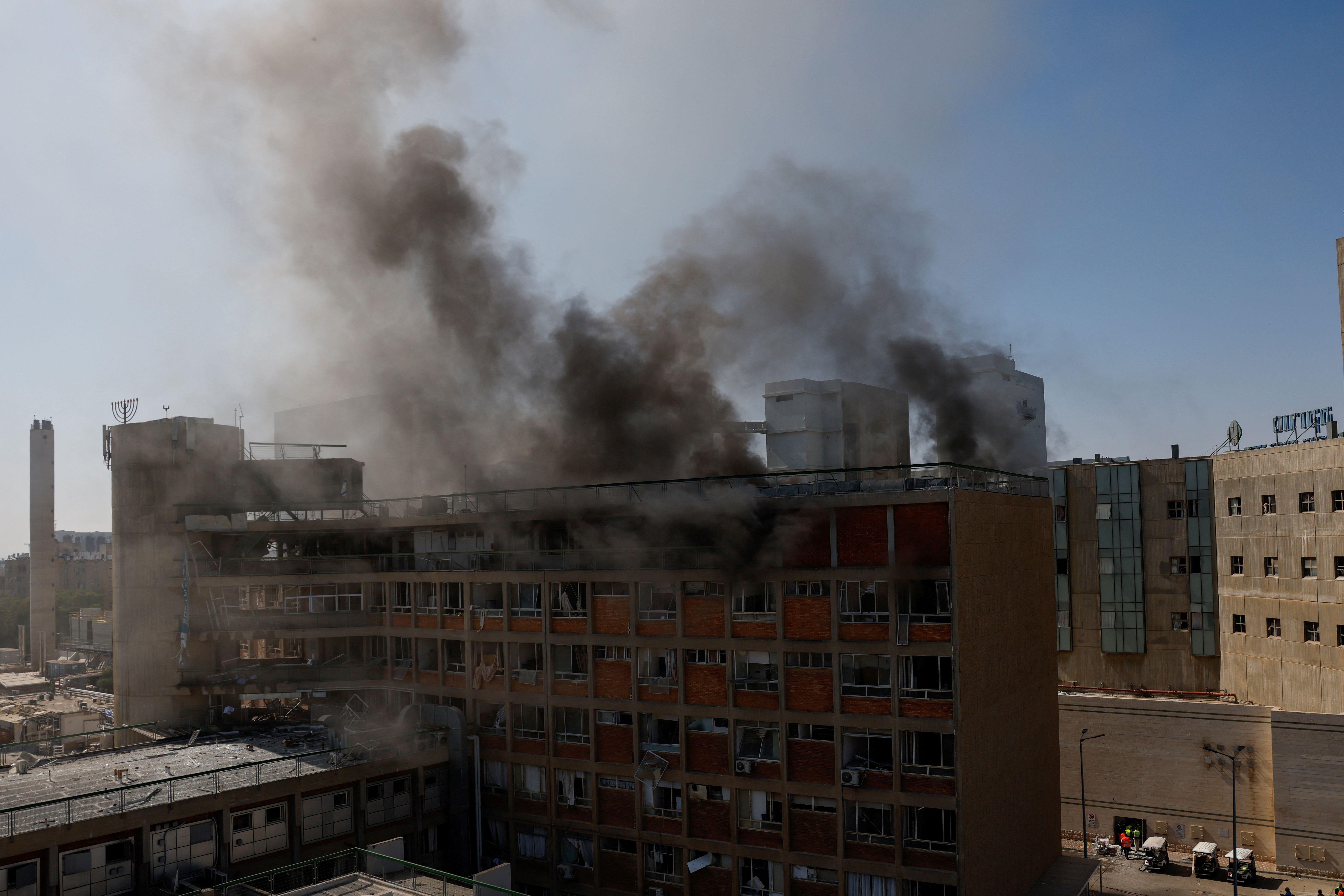 Humo saliendo del hospital israelí Soroka.