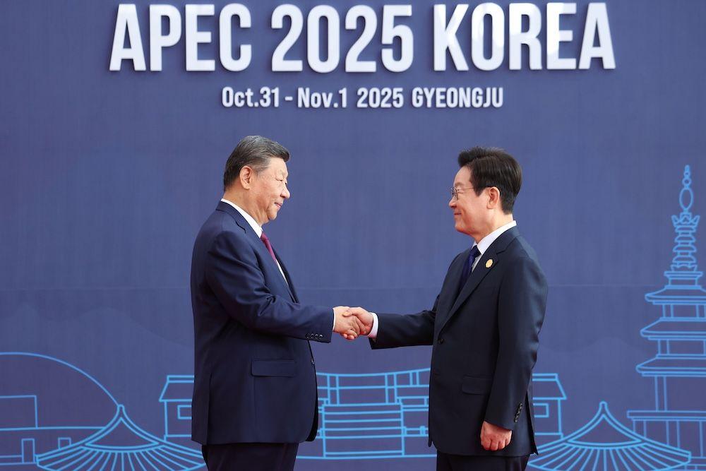 2025 APEC 정상회의 개막식에서 악수하는 이재명 대통령과 시진핑 중국 국가주석