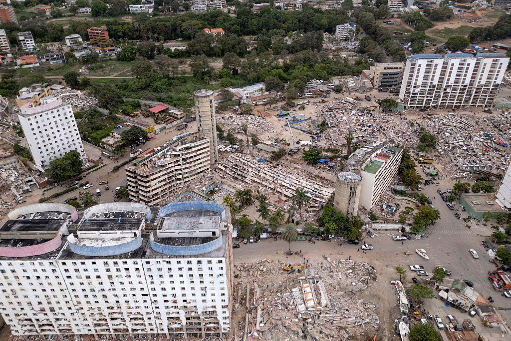 Vista áerea de edificios destruidos en La Guaira. 