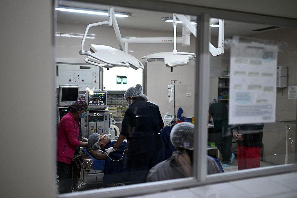 Un equipo de médicos durante un procedimiento quirúrjico