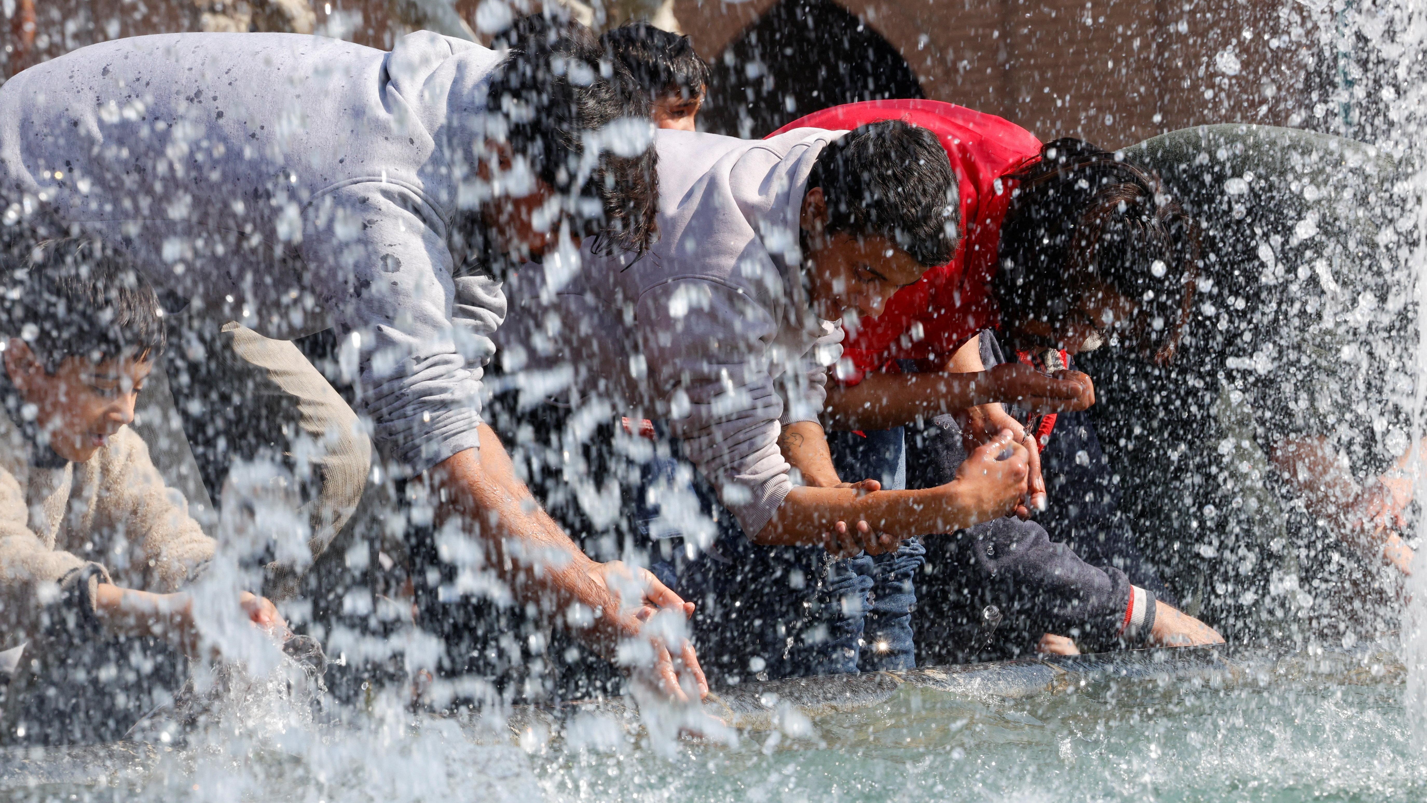 يؤدي مسلمون كشميريون الوضوء استعداداً لأداء أول جمعة من شهر رمضان المبارك في جامع سريناغار، كشمير الهندية، في 20 فبراير/شباط 2026