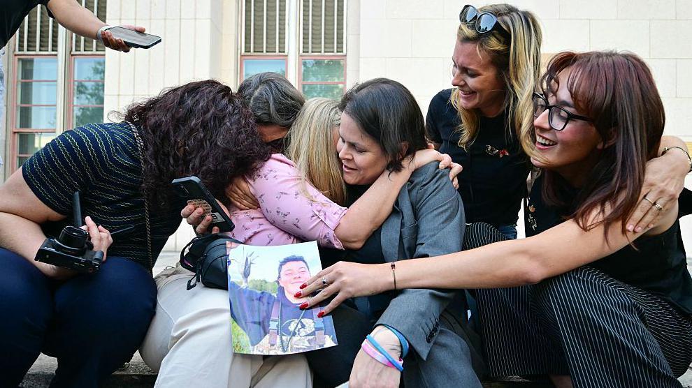 Na quarta-feira, um advogado dos demandantes do Social Media Victims Law Center abra&ccedil;a familiares das v&iacute;timas nos degraus da entrada do Tribunal Superior de Los Angeles.