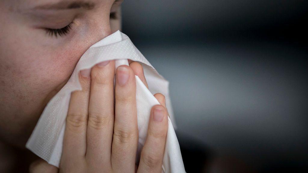 شخص يستخدم منديلا ورقيا